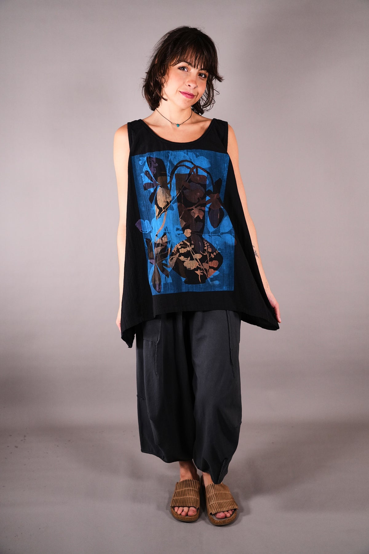 1000 Crinkle Tank Black Silhouette