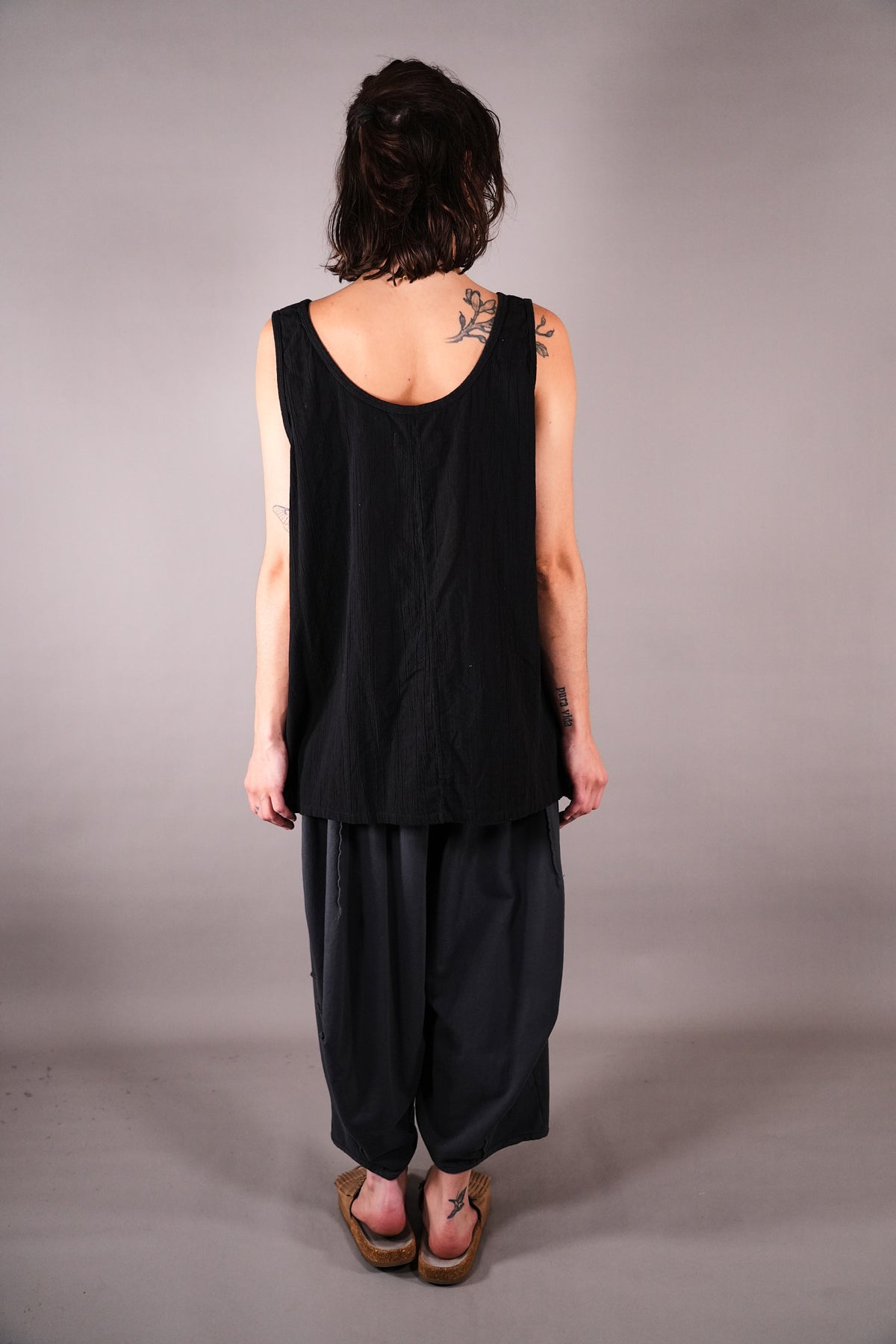 1000 Crinkle Tank Black Silhouette