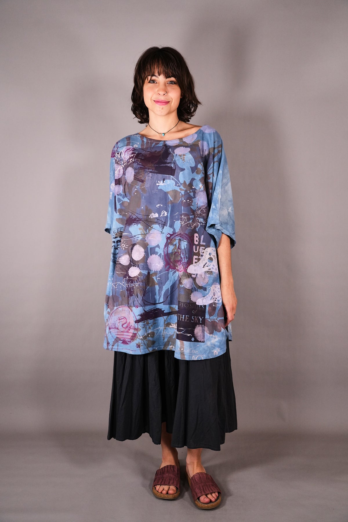 2356 HD Side Slit Art Tee Blue Curiosities
