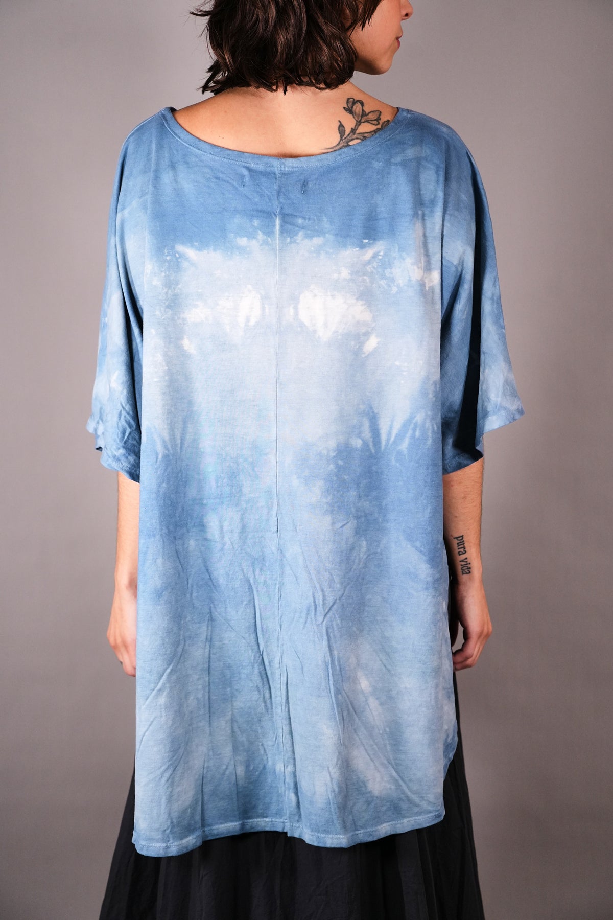 2356 HD Side Slit Art Tee Blue Curiosities