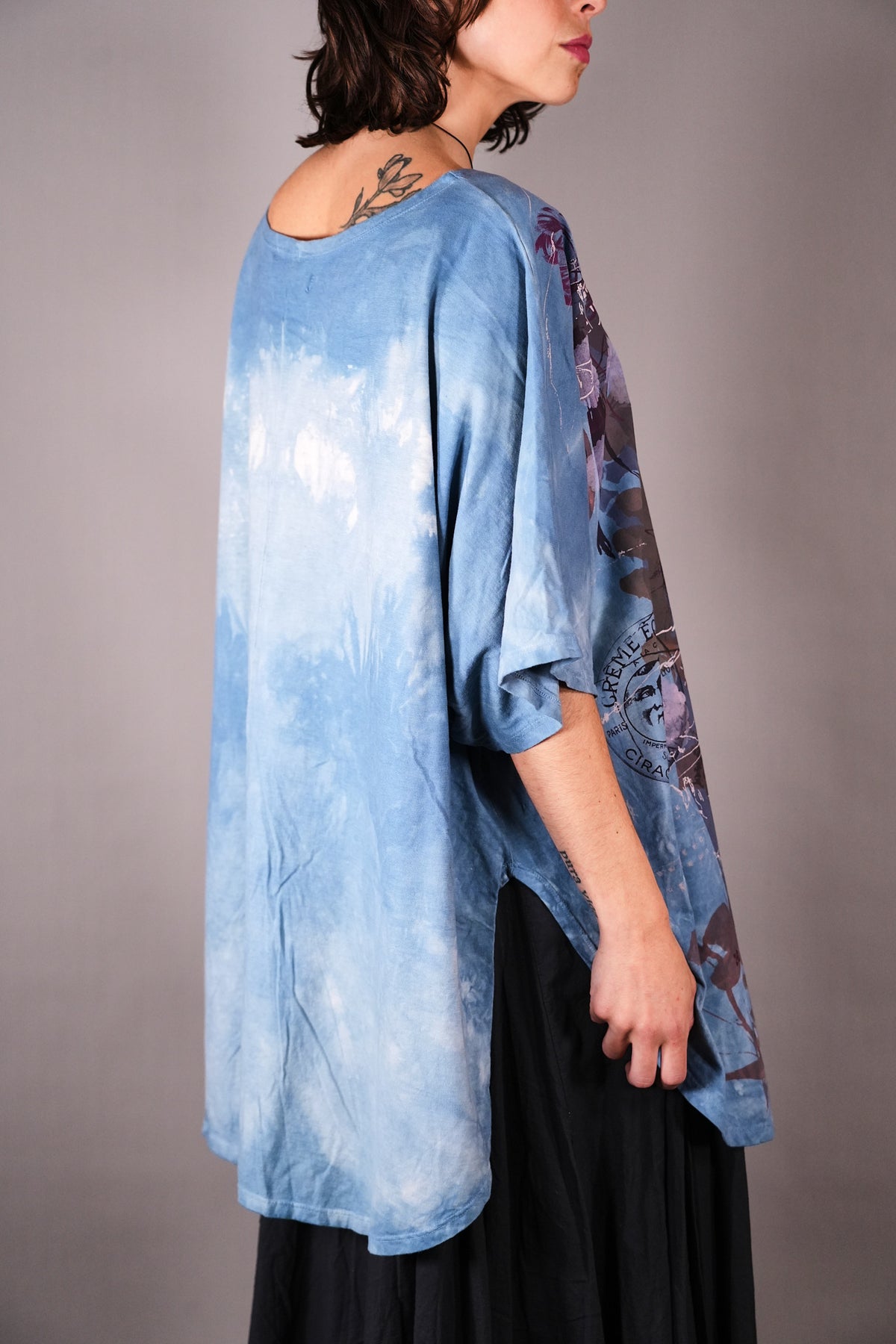 2356 HD Side Slit Art Tee Blue Curiosities