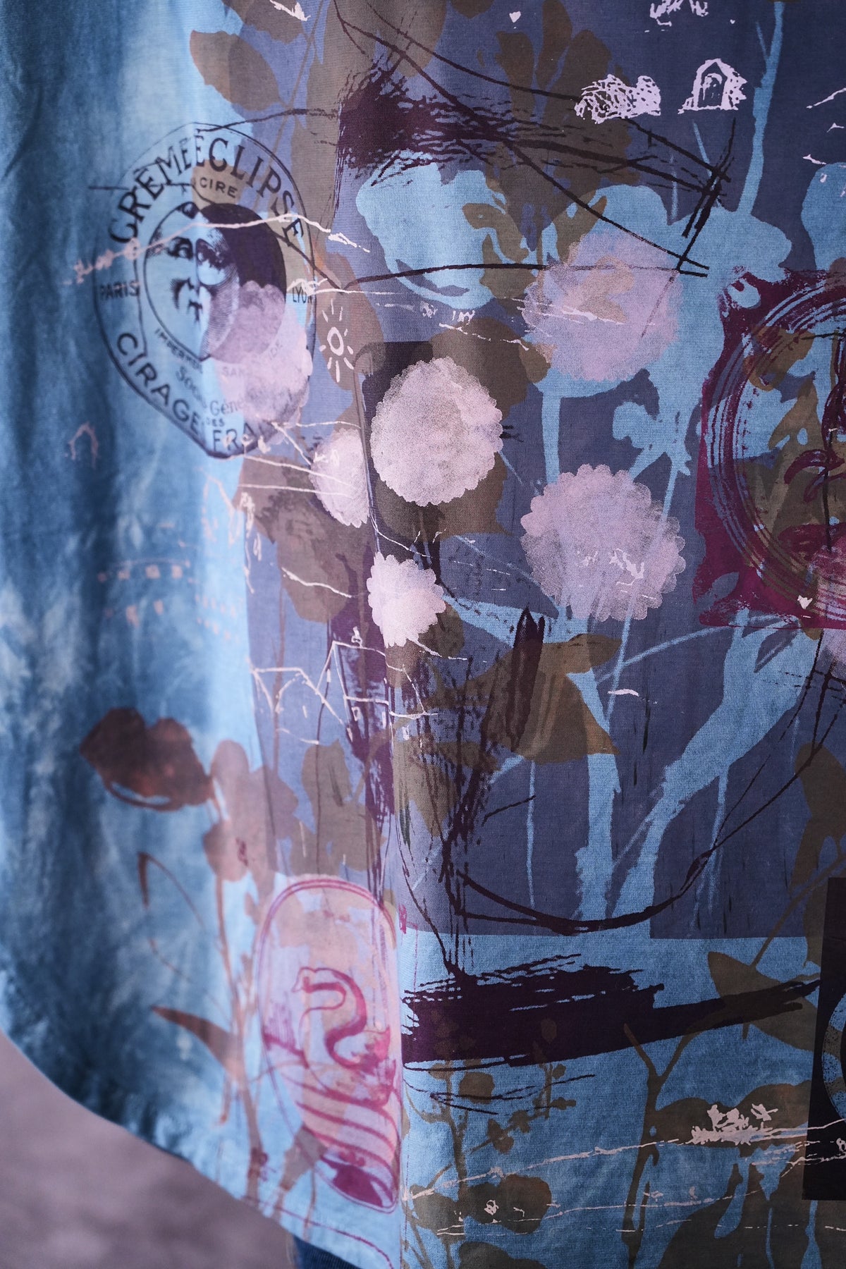 2356 HD Side Slit Art Tee Blue Curiosities