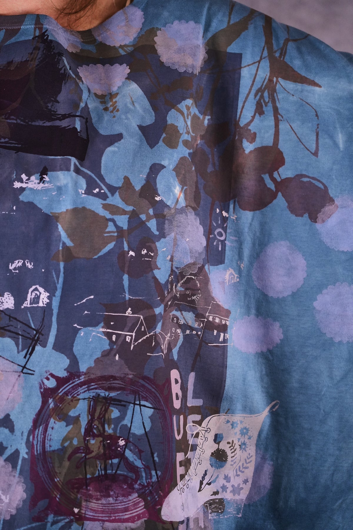 2356 HD Side Slit Art Tee Blue Curiosities