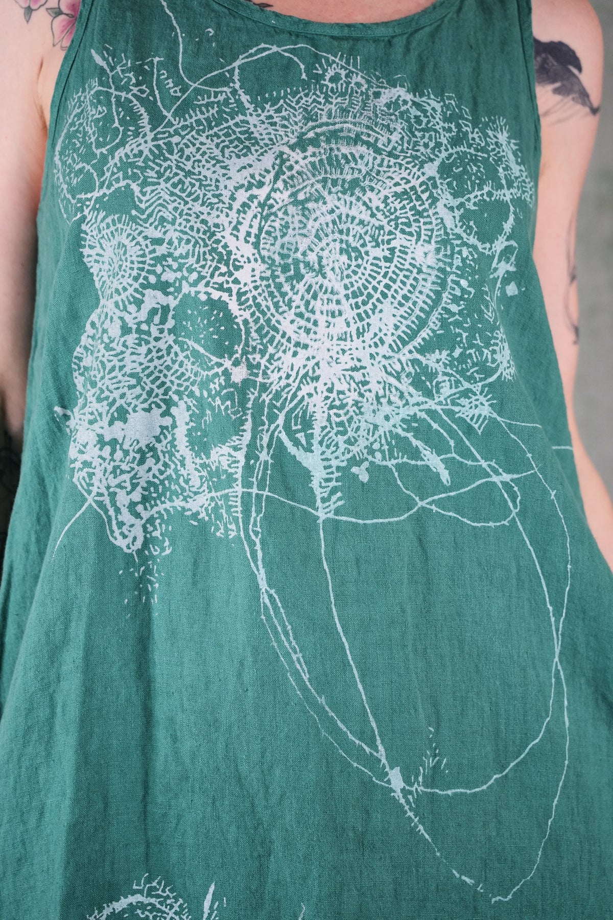 6220 Linen Scoop Hem Midlayer Jade Ornamental-P