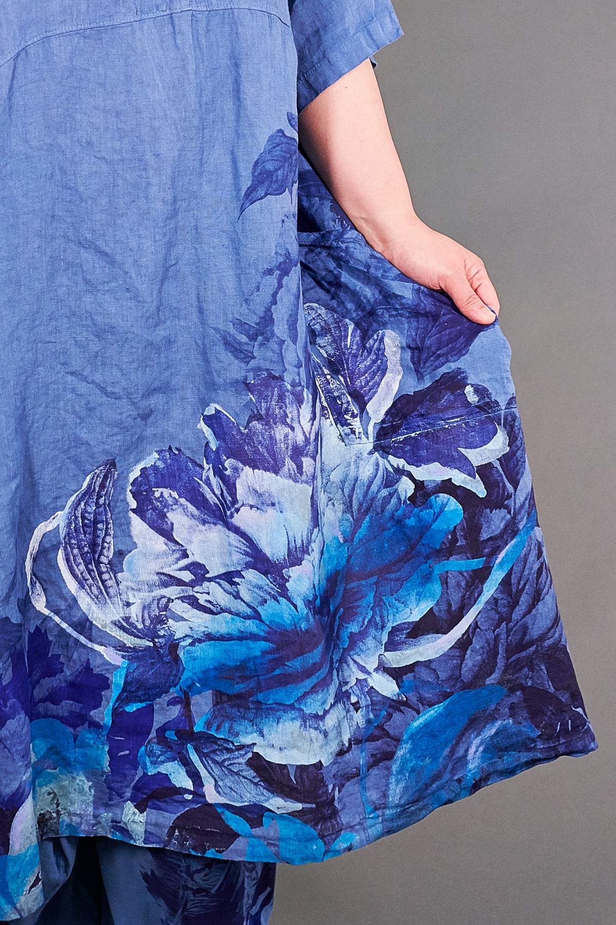 2195 Serenade Tunic Delft-Glass Chrysanthemum